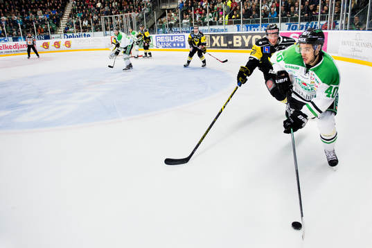 Rögles Jesper Jensen jagad av Västerås Johan Jonsson