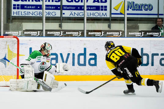 Rögles målvakt Lars Volden räddar en straff