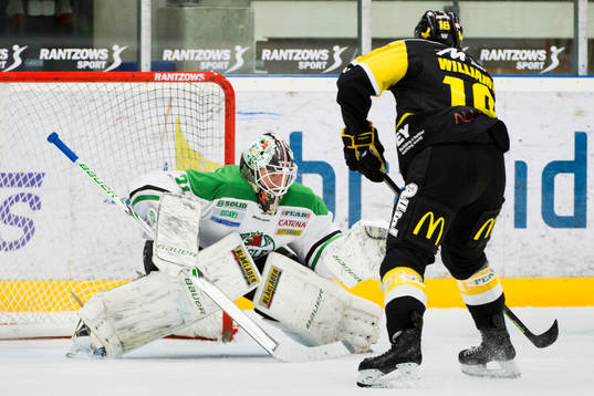 Rögles målvakt Lars Volden räddar en straff