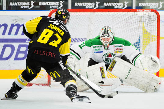 Rögles målvakt Lars Volden räddar