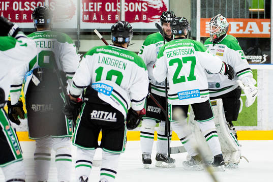 Rögles spelare jublar ihop med målvakt Lars Volden