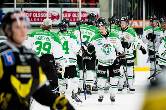 Rögles Viktor Lindgren jublar med lagkamraterna