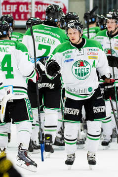 Rögles Viktor Lindgren jublar med lagkamraterna
