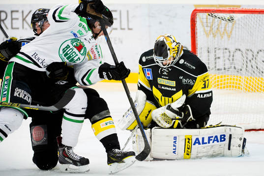 Rögles Ludvig Rensfeldt oroar framför Västerås målvakt
