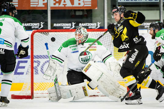 Västerås Dustin Johner oroar framför Rögles målvakt