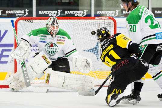 Västerås Mikael Frycklund skjuter mot Rögles målvakt