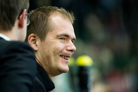 Västerås assisterande tränare Tomas Mitell skrattar