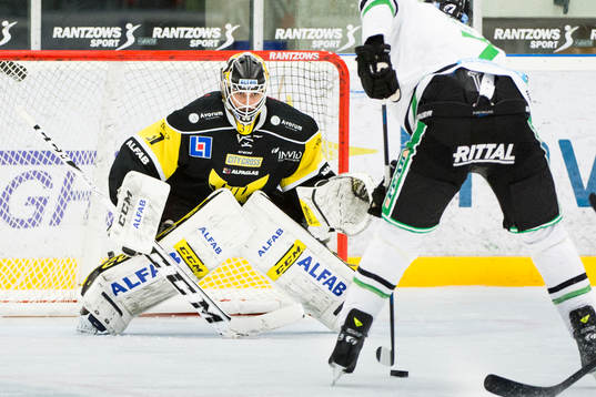 Rögles Andre Deveaux i friläge mot Västerås målvakt