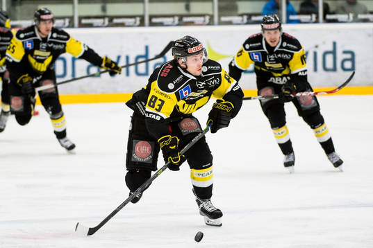 Västerås Dustin Johner driver upp pucken i ett anfall
