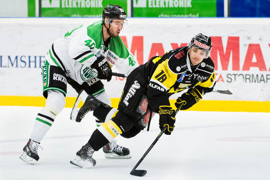 Rögles Jesper Jensen crosscheckar Västerås Jeremy