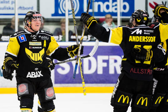 Västerås Nicholas Angell (tv) jublar med laget