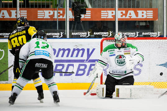 Västerås Eddie Davidsson (tv) gör 4-4 bakom Rögles