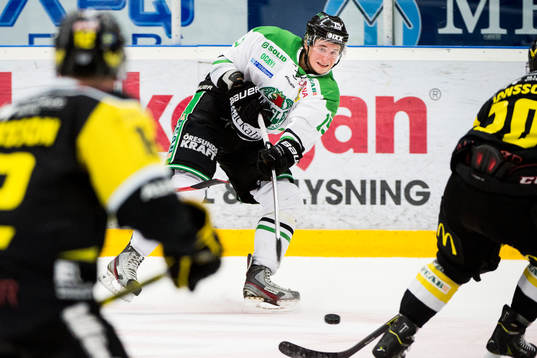 Rögles Jakob Lilja spelar in pucken