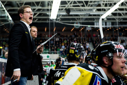 Västerås tränare Martin Filander skriker i båset