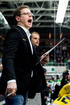 Västerås tränare Martin Filander skriker i båset