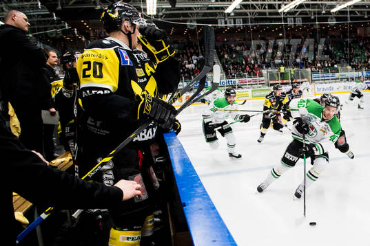 Rögles Jesper Jensen driver pucken förbi Västerås bås
