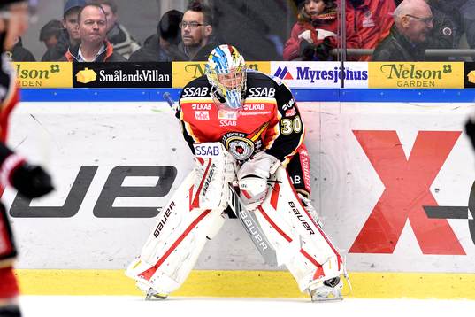 Luleås målvakt Filip Gustafsson på uppvärmningen