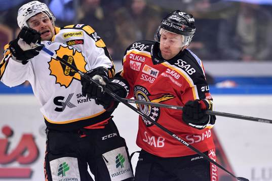 Luleås Per Ledin tacklar Skellefteås Janne Pesonen
