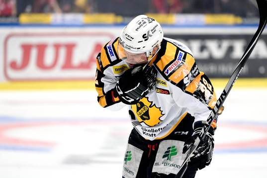 Skellefteås Janne Pesonen får ont en smäll