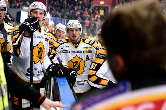Skellefteås Martin Lundberg och Luleås Per Ledin slänger