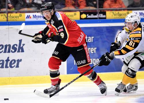 Luleås Johan Forsberg jagas av  Skellefteås Fredrik