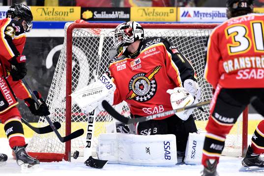 Luleås målvakt Daniel Larsson räddar ett skott