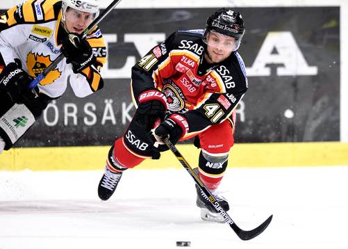 Luleås Chad Billins med pucken