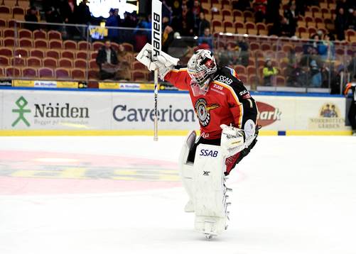 Luleås målvakt Daniel Larsson dansar