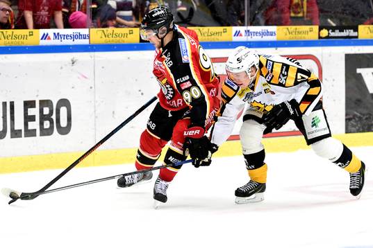 Luleås Johan Harju håller undan Skellefteås Pär Lindholm