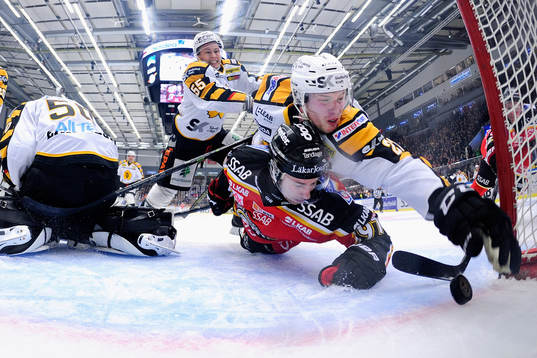Skellefteås Martin Lundberg försöker stoppa pucken från