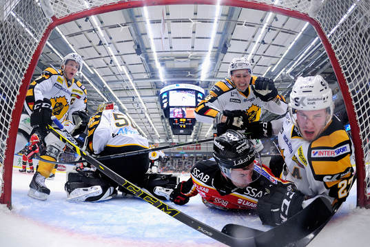 Skellefteås Martin Lundberg försöker stoppa pucken från