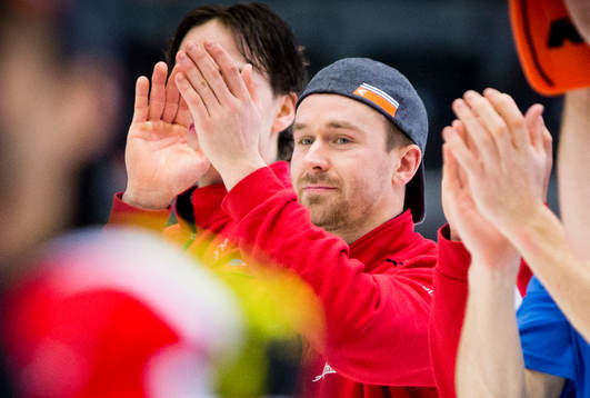Örebros Tomas Skogs åker in på isen och tackar fansen