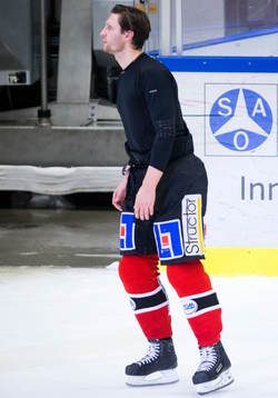 Örebros Johan Adolfsson åker in på isen och tackar fansen