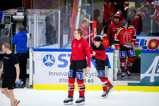 Örebros Marko Anttila åker in på isen och tackar fansen