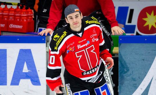 Örebros Derek Ryan åker in på isen och tackar fansen