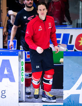 Örebros Petr Zámorský åker in på isen och tackar fansen