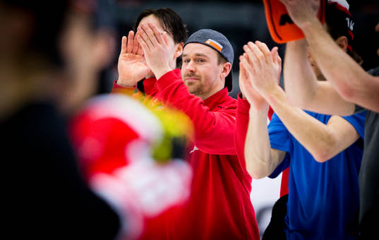 Örebros Tomas Skogs åker in på isen och tackar fansen