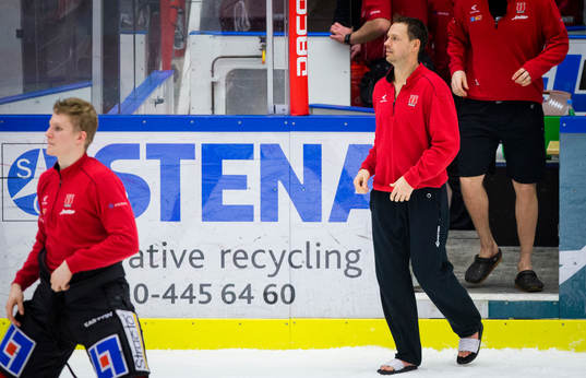 Örebros Jared Aulin åker in på isen och tackar fansen