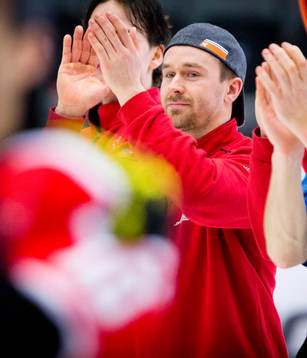 Örebros Tomas Skogs åker in på isen och tackar fansen