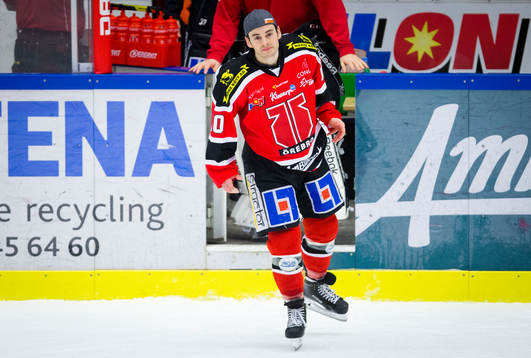 Örebros Derek Ryan åker in på isen och tackar fansen