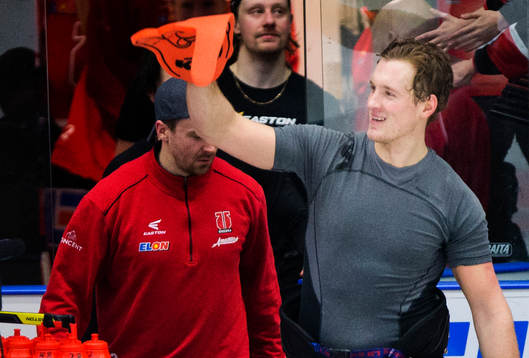 Örebros Mikko Lehtonen åker in på isen och tackar fansen