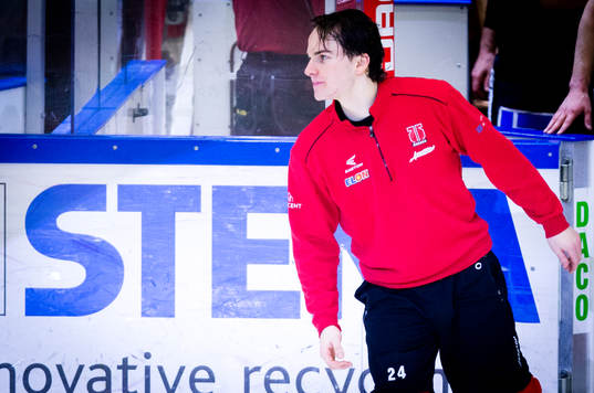 Örebros Petr Zámorský åker in på isen och tackar fansen