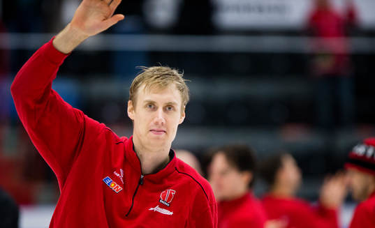 Örebros Marko Anttila åker in på isen och tackar fansen