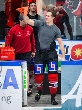 Örebros Mikko Lehtonen åker in på isen och tackar fansen