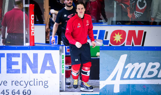 Örebros Petr Zámorský åker in på isen och tackar fansen