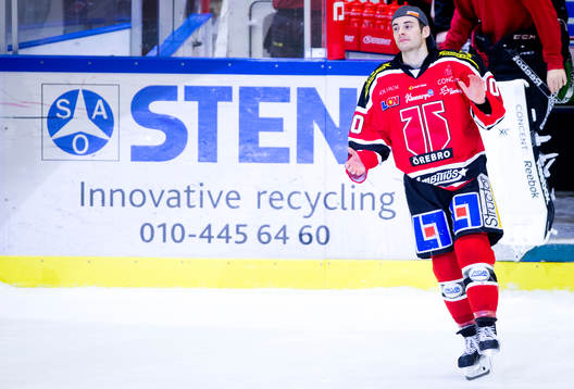Örebros Derek Ryan åker in på isen och tackar fansen