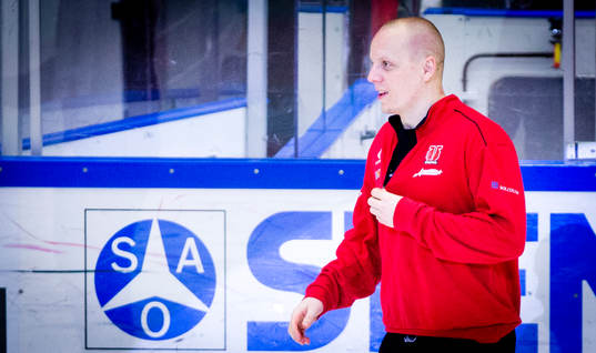 Örebros Ville Viitaluoma åker in på isen och tackar