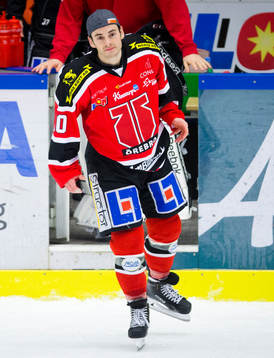 Örebros Derek Ryan åker in på isen och tackar fansen
