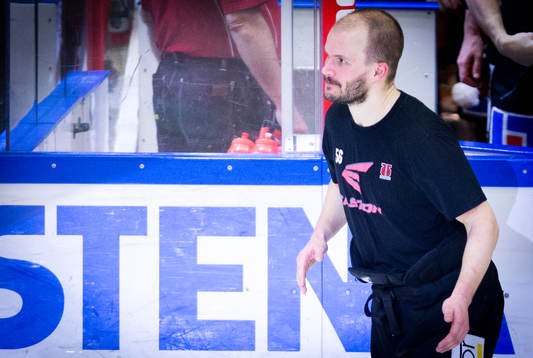 Örebros Johan Wiklander åker in på isen och tackar fansen