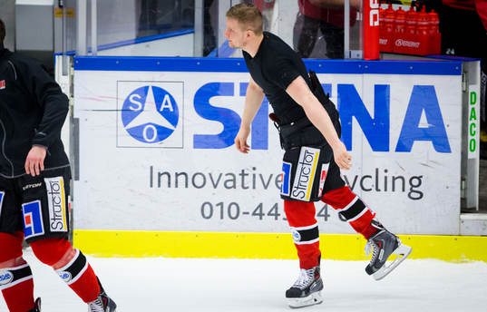 Örebros Johan Motin åker in på isen och tackar fansen